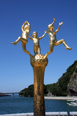 野外彫刻のひとつ岩野勇三作「風ん子」の写真