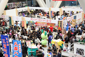 大盛況の展示ホールの写真