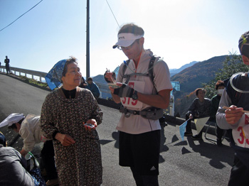 標高1000ｍに配置された「持倉エイド」（休憩所）の写真