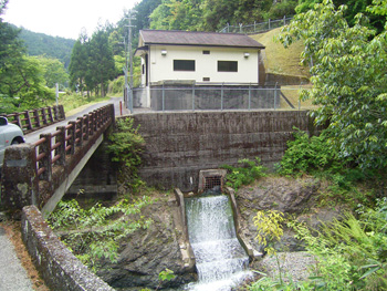 発電所全景と放水口の写真