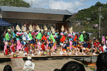 まちのイベントを盛り上げる阿波おどりの写真