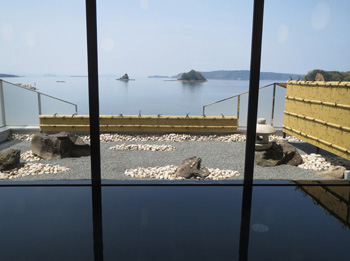 日本海を一望できる展望浴場の写真