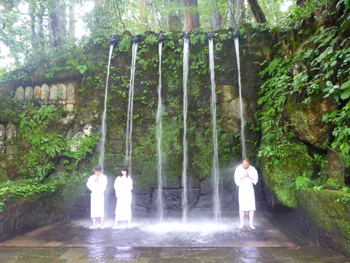 大岩山日石寺での滝修行の写真