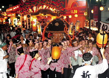 八坂祭　勇壮な女神輿の写真