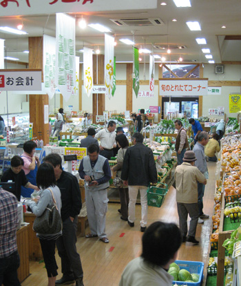 賑わいを見せる「道の駅」竜北物産館の写真