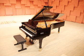ファツィオリ社のコンサートグランドピアノの写真