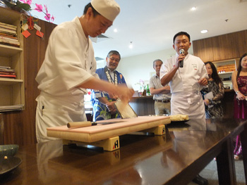 大和芋の調理実演の様子の写真