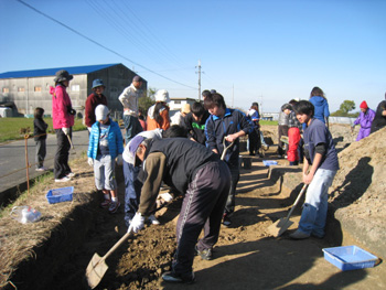 住民協働での発掘調査の写真