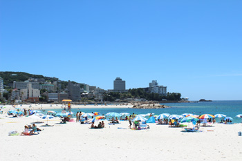 夏の白良浜海水浴場の写真