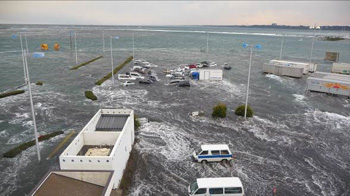 東日本大震災でのフェリーターミナル津波被害状況の写真