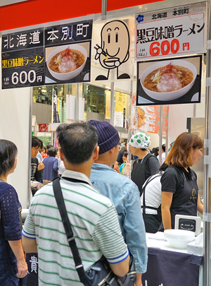 人気の食堂の行列の写真