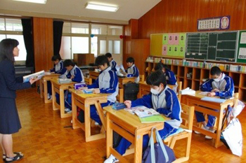 授業を受ける早川中の生徒の写真