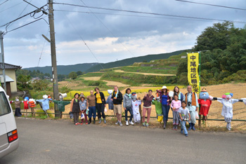 中尾地区棚田保存会と秋の棚田を彩るかかし達の写真