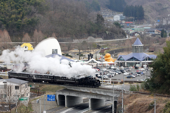 道の駅のすぐ近くを疾走するSLの写真