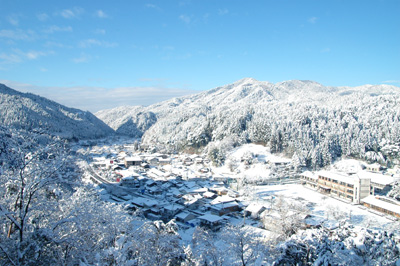雪で覆われた東白川村全景の写真
