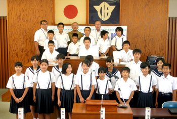 伊仙町子ども議会に出席したメンバーの集合写真