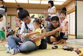 子どもたちと保護者が遊んでいる様子の写真
