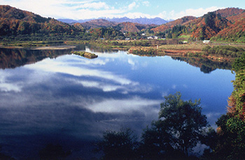 飯豊連峰と白川湖の写真