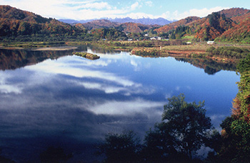 飯豊連峰と白川湖の写真