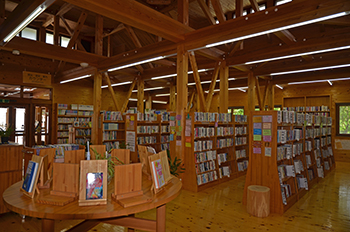オール木造の図書館の写真