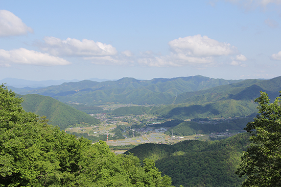 丹波広域基幹林道から望む町の北西部の写真