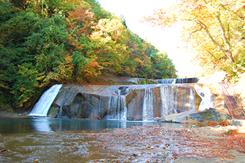 滑津大滝の紅葉の様子の写真