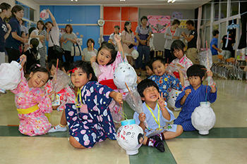 保育所の元気な子どもたちの様子の写真