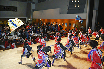 地元小学生によるよさこいの披露で盛り上がる会場（前夜祭）の写真