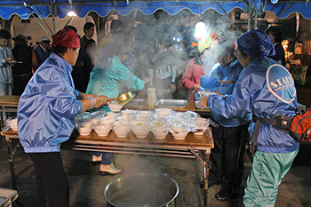 ウニ鍋をはじめとする郷土料理でおもてなし（後夜祭）している写真