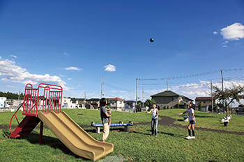 住宅地に整備された公園の写真