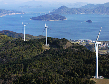「室津半島」の山稜に連なる風力発電施設の写真