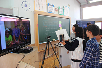 ICT活用教育（テレビ会議システムによる他校との交流授業）の写真