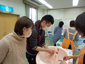 パパママ教室での沐浴実習の様子の写真