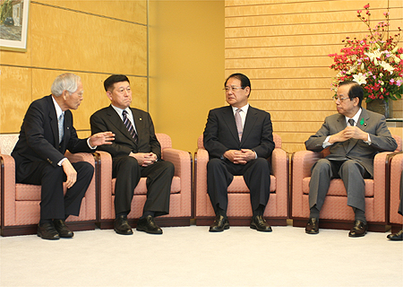 福田総理に対し要請する山本会長の写真