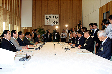 山本会長が「国と地方の定期意見交換会(第3回)」に出席の写真1