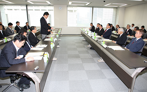 地方財政に関する総務大臣・地方六団体会合に山本会長が出席の写真1