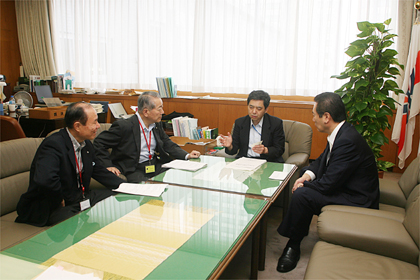 山田水産庁長官の写真