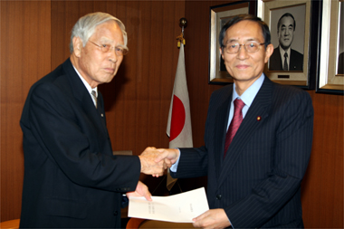 細田博之幹事長に要望する山本会長