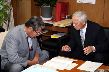 保利耕輔政調会長に要望する山本会長