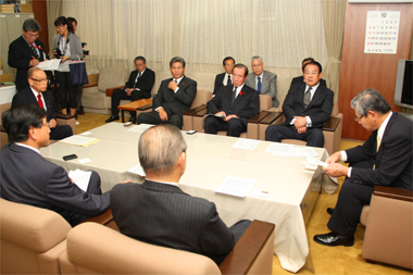 （自民党　保利政務調査会長）