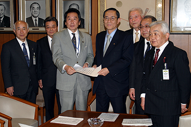 近藤副会長（左）と細田自民党幹事長