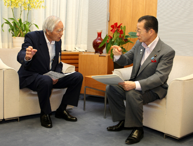 河村官房長官に要請する山本会長