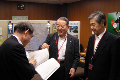 春田国土交通事務次官（左）