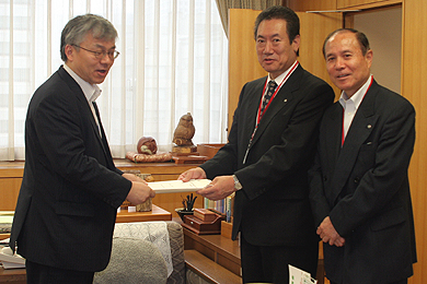 内藤林野庁長官（左）