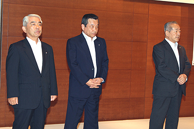 新たに副会長に選任された川田弘二茨城県町村会長（阿見町長）（写真右）、汐見明男京都府町村会長（井手町長）（写真中央）、古木哲夫山口県町村会長（和木町長）（写真左）