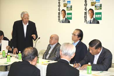 谷川秀善 自民党参議院幹事長（左から2人目）、佐藤昭郎 同参議院副幹事長（右から2人目）、小泉昭男 同参議院議員副幹事長（右）に要請する山本会長（左）