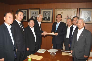 細田博之 自民党幹事長（右から4人目）に要請する本会役員