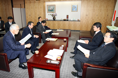 内藤副大臣（右）小川政務官（右から2人目）に要請活動を行う本会役員