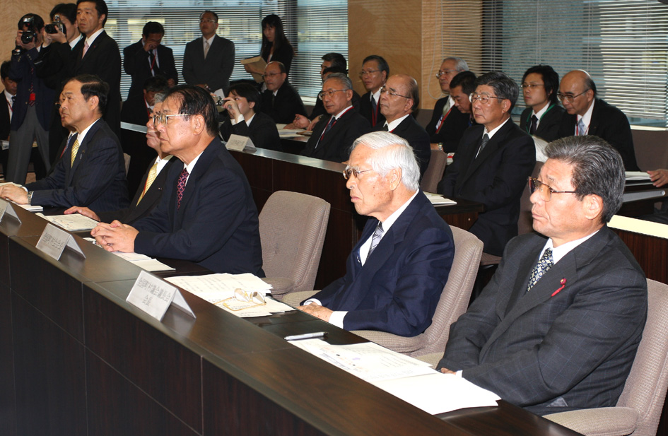 会合に出席した地方六団体代表（右から2人目が山本会長）