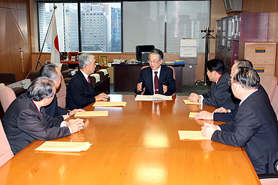 水田厚生労働事務次官（中央）